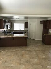 10302 Fenwick Island Dr in Bakersfield, CA - Building Photo - Building Photo