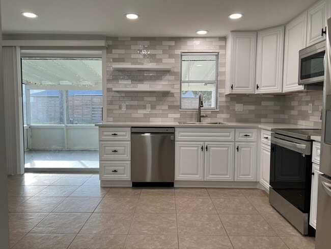 8820 Pohoy Ave in Sarasota, FL - Foto de edificio - Building Photo