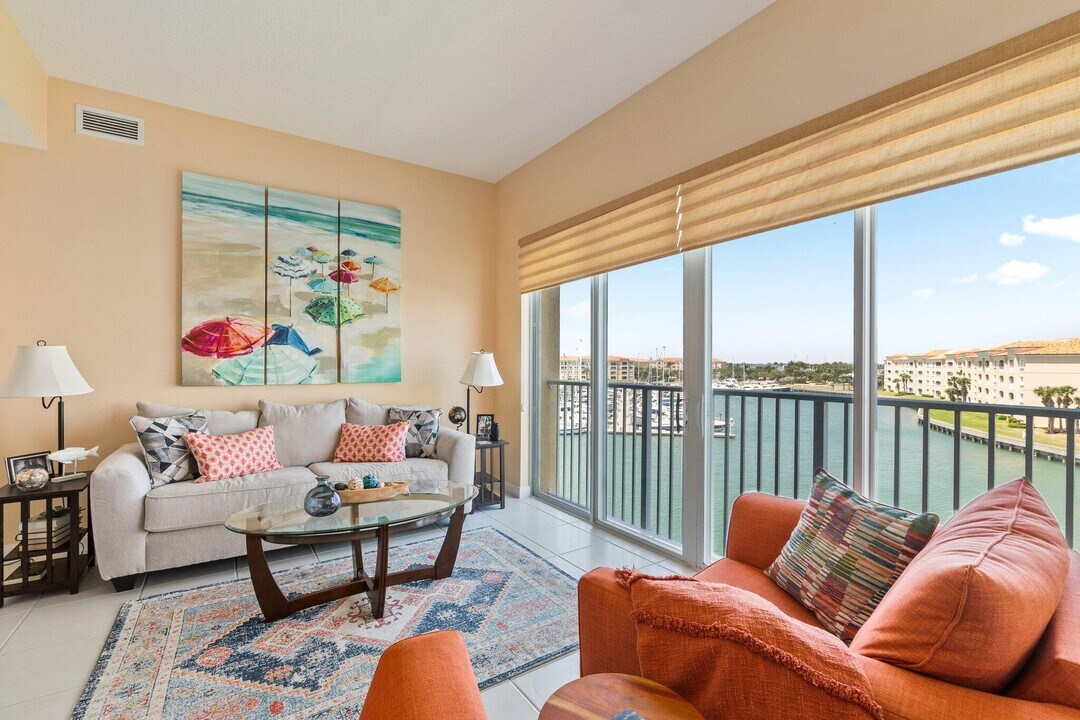 17 Harbour Isle Dr W in Fort Pierce, FL - Building Photo