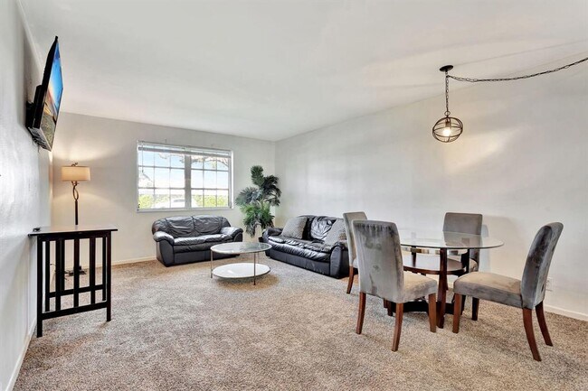1801 NE 62nd St, Unit 205 in Fort Lauderdale, FL - Foto de edificio - Building Photo