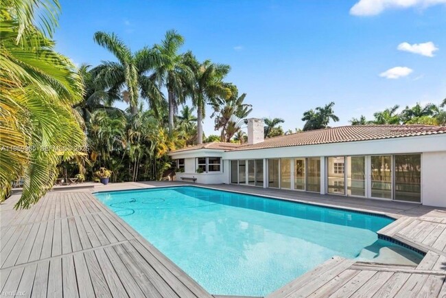 1025 Belle Meade Island Dr in Miami, FL - Building Photo - Building Photo