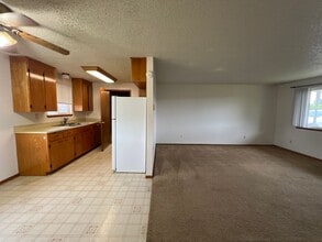 210 Blossom Dr in Moxee, WA - Building Photo - Building Photo