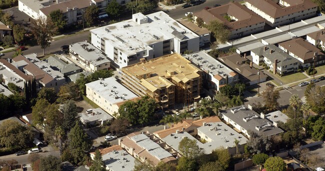 5247-5253 Vantage Ave in Valley Village, CA - Foto de edificio - Building Photo