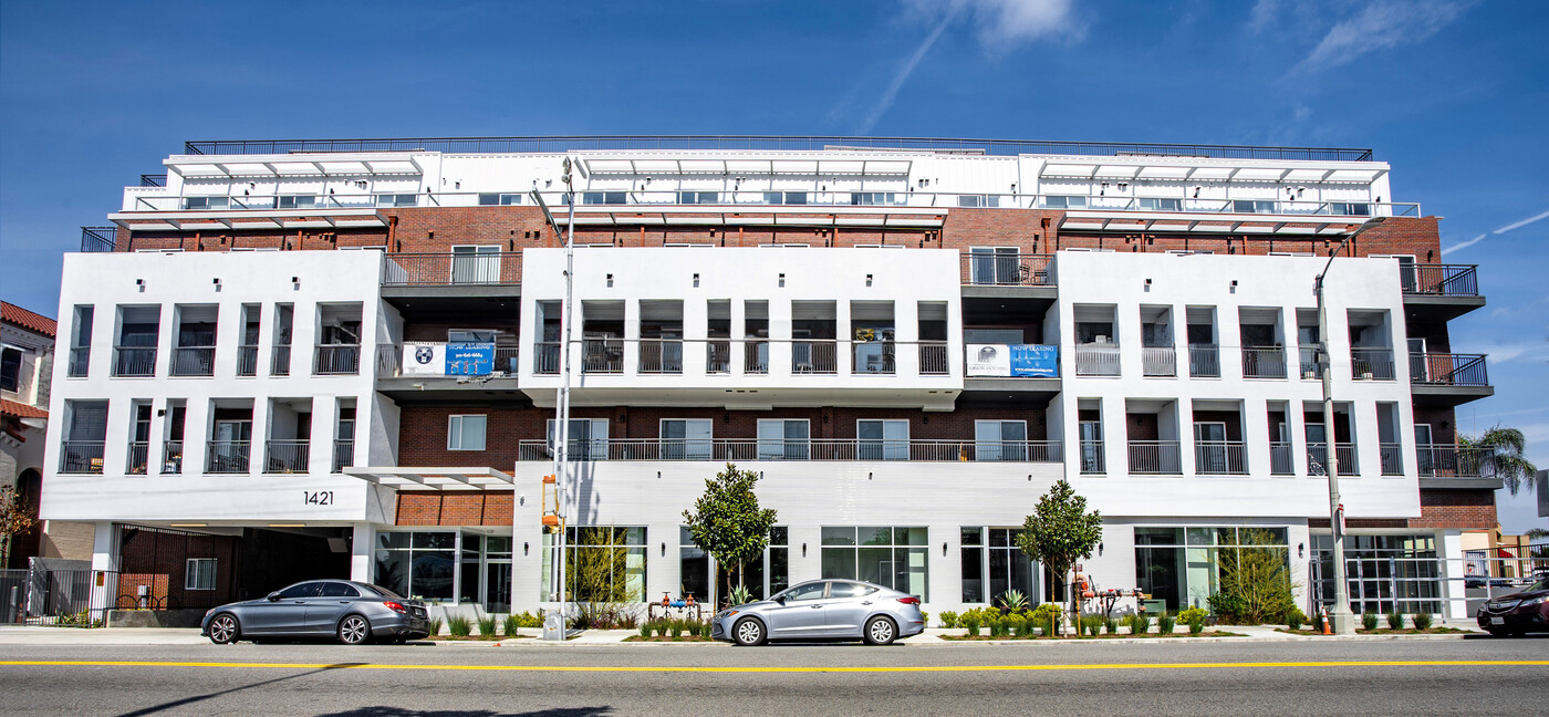 Phoenix Apartments in Los Angeles, CA - Building Photo