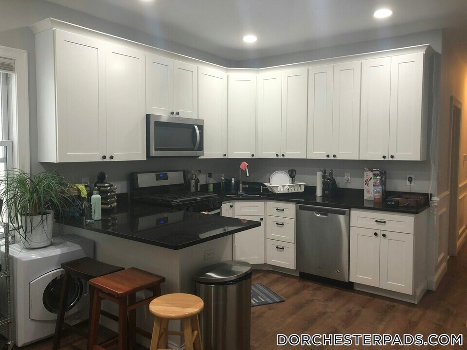 38 Crescent Ave in Boston, MA - Building Photo