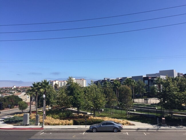 225 Atlanta Ave in Huntington Beach, CA - Building Photo - Building Photo