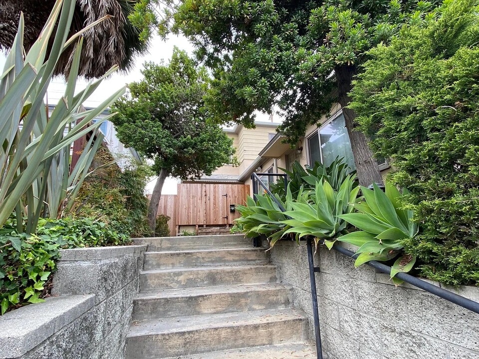 1715 Glendon Ave in Los Angeles, CA - Foto de edificio