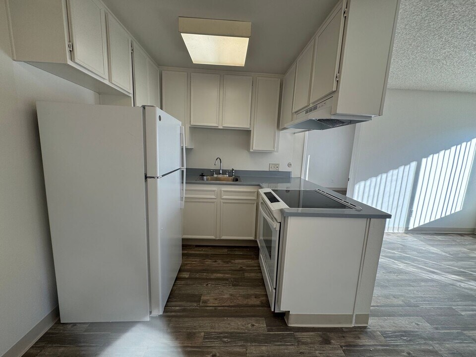 6176 Beadnell Way in San Diego, CA - Building Photo