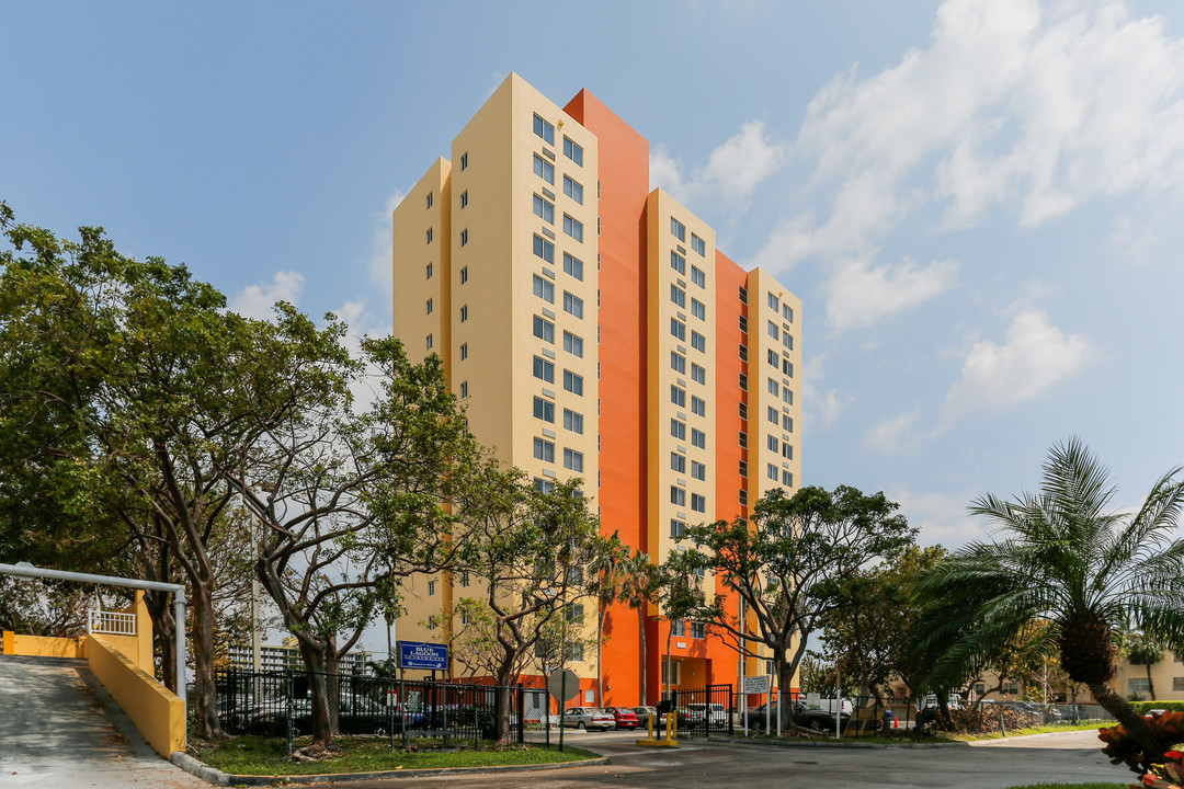 Peninsula Housing in Miami, FL - Building Photo