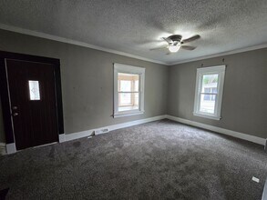 220 Center St in Waterloo, IA - Building Photo - Building Photo