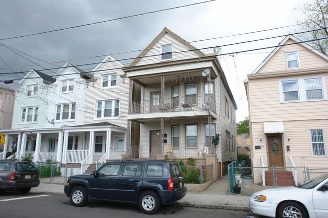 184 Lewis St in Perth Amboy, NJ - Building Photo - Building Photo