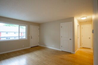 7556 N Ida Ave in Portland, OR - Foto de edificio - Building Photo