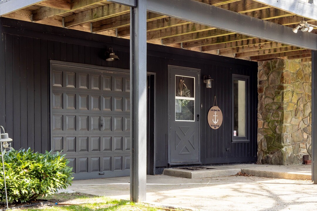 10 Cedar Ave in Southampton, NY - Building Photo