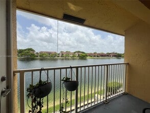 450 NW 214th St in Miami Gardens, FL - Foto de edificio - Building Photo
