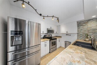 12006 SW 9th Mnr in Davie, FL - Foto de edificio - Building Photo