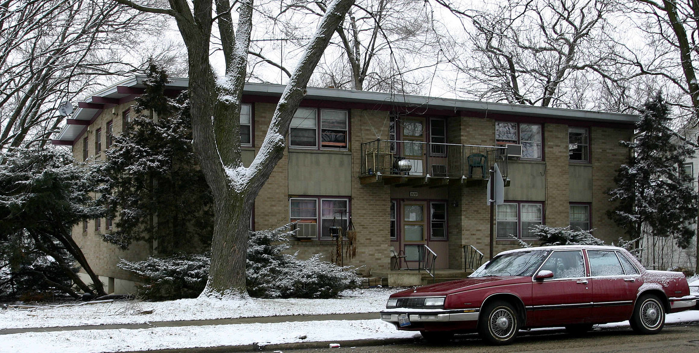 520 Walnut Ave in Elgin, IL - Building Photo