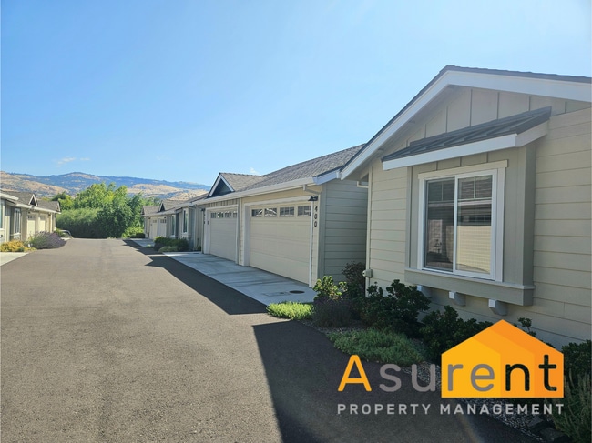 400 Village Ct in Talent, OR - Building Photo - Building Photo