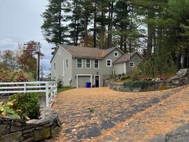 880 W Wakefield Blvd in Winchester, CT - Building Photo