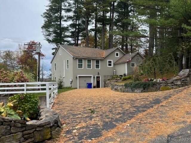 880 W Wakefield Blvd in Winchester, CT - Building Photo