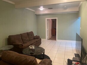 323 Wildwood Way in Belleair, FL - Foto de edificio - Building Photo