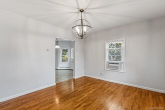 9 Underhill Ave in Locust Valley, NY - Building Photo - Building Photo