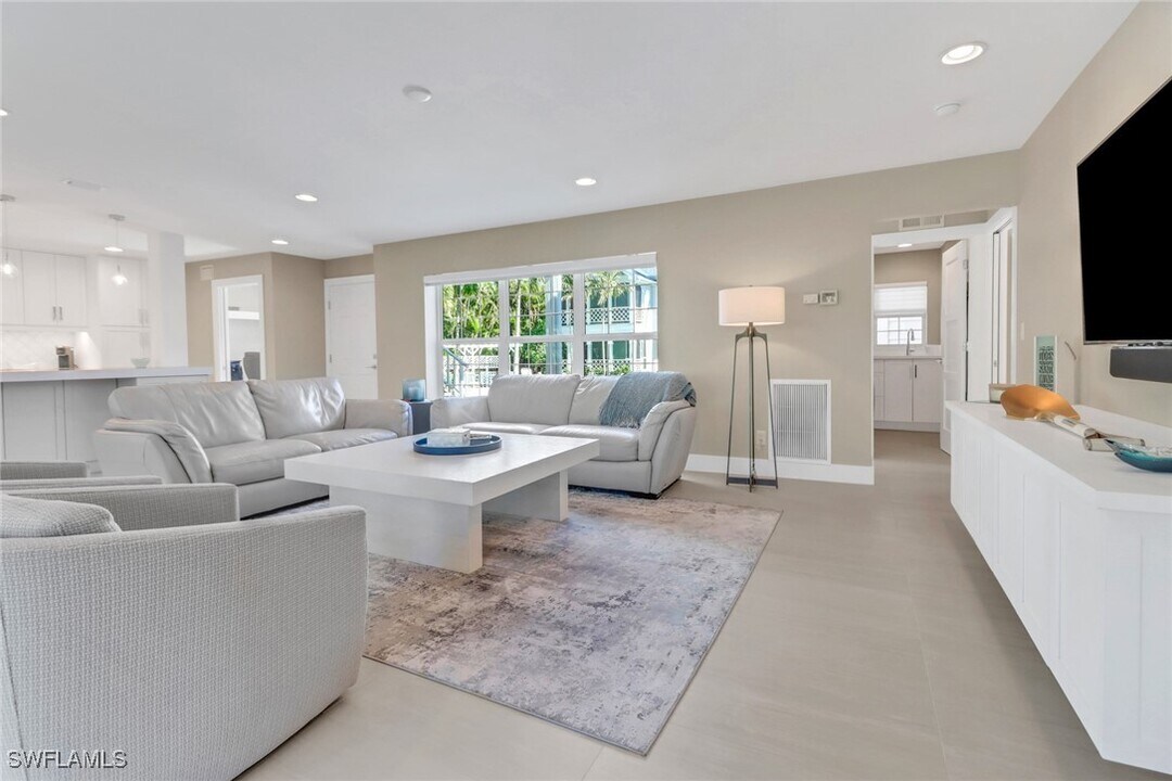 575 2nd St S in Naples, FL - Foto de edificio