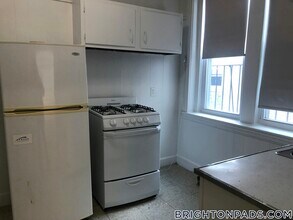 1800 Commonwealth Ave, Unit 33 in Boston, MA - Building Photo - Building Photo