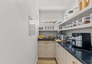 240 W Gainsborough Rd in Thousand Oaks, CA - Building Photo - Building Photo