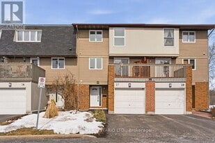 3205 Uplands Dr in Ottawa, ON - Building Photo
