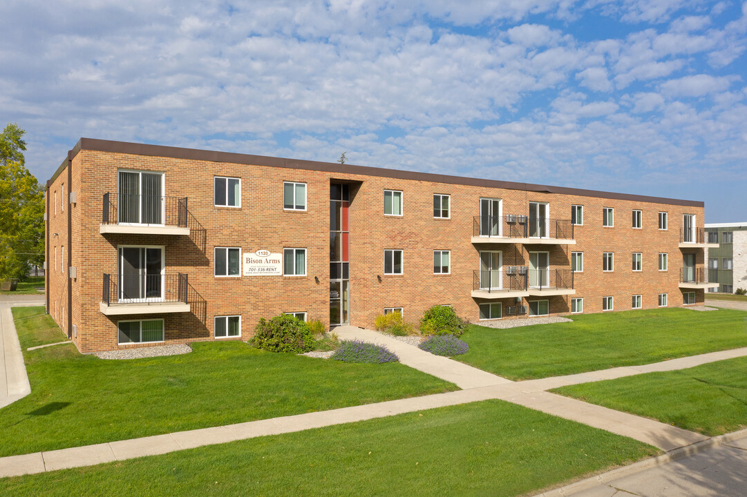 Bison Arms Apartments in Fargo, ND - Building Photo