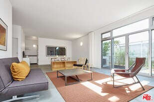 558 Rose Ave in Los Angeles, CA - Building Photo