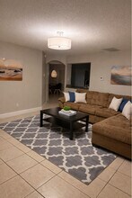 9683 Hollyhill Dr in Orlando, FL - Foto de edificio - Building Photo