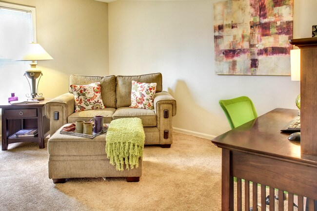 Colonial Park Townhomes in Euclid, OH - Foto de edificio - Building Photo