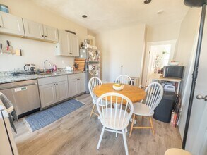 35-1/2 Essex St in Cambridge, MA - Building Photo - Building Photo