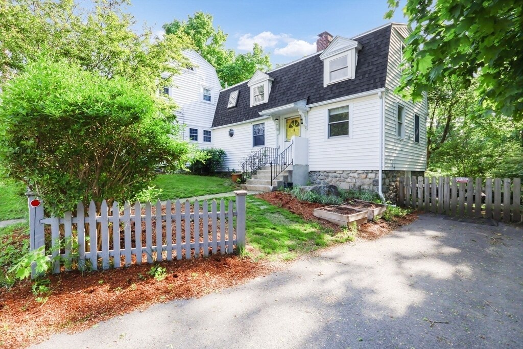 8 Center Pl in Stow, MA - Building Photo