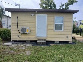 319 1/2 E. 11th St in Panama City, FL - Building Photo
