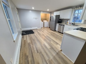 1458 N Main St in Winterport, ME - Foto de edificio - Building Photo