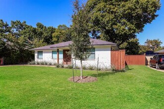 6123 Woodcrest Ln in Dallas, TX - Building Photo - Building Photo