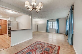 1326 Meadow Ln, Unit 2011 in Deerfield, IL - Building Photo - Building Photo