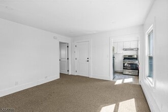 54 W Somerset St, Unit 2 in Raritan, NJ - Building Photo - Building Photo