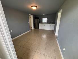 1064 N Tamiami Trl in North Fort Myers, FL - Building Photo
