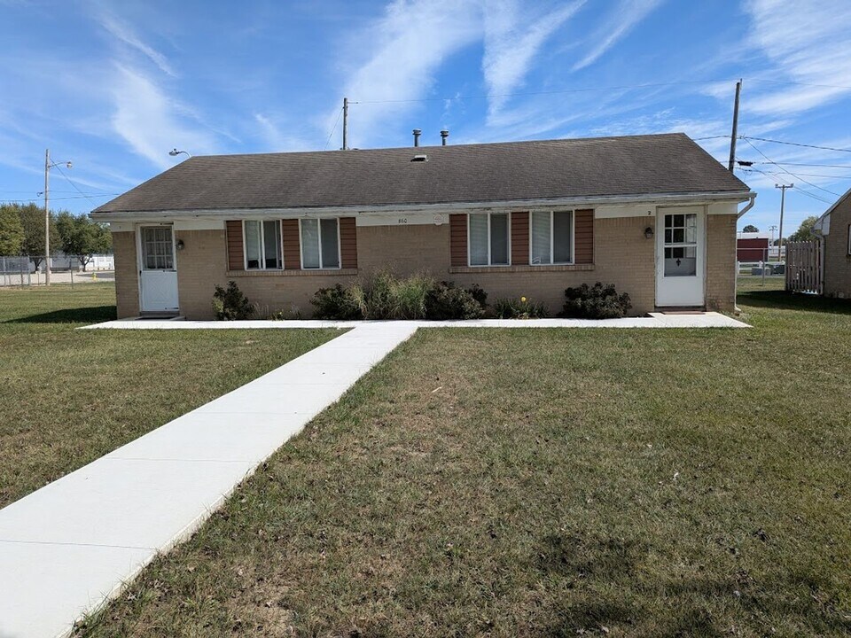 860 Daggett Ave in Napoleon, OH - Building Photo