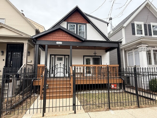 property at 1622 W Berwyn Ave