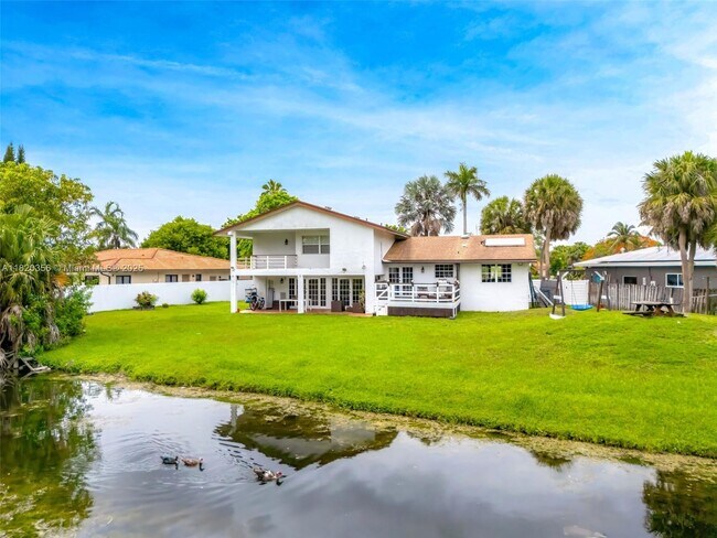 16530 Royal Poinciana Ct in Weston, FL - Building Photo - Building Photo
