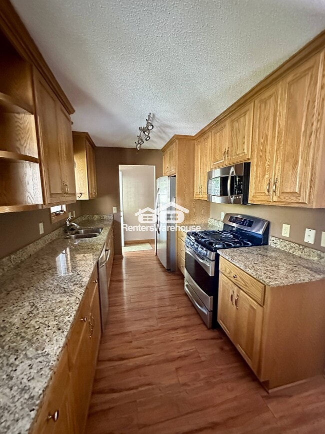 4933 Crestview Rd in Mound, MN - Foto de edificio - Building Photo