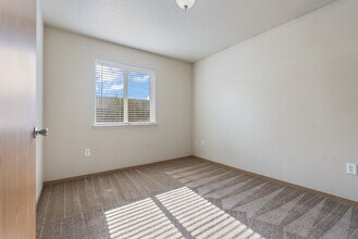 2401 SE 89th Ave in Portland, OR - Building Photo - Building Photo