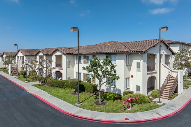 Jasmine at Founders Village Senior Housing in Fountain Valley, CA - Foto de edificio - Primary Photo