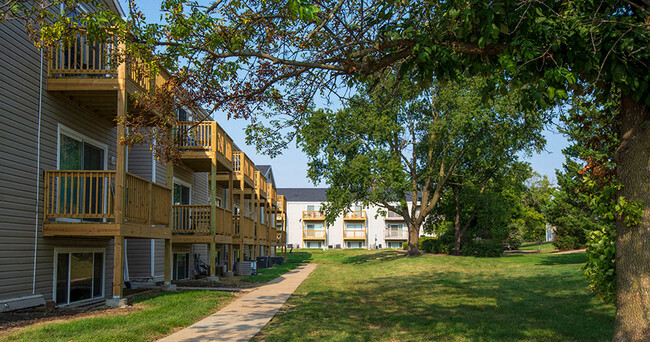 Westpointe Apartments in Urbandale, IA - Foto de edificio - Building Photo