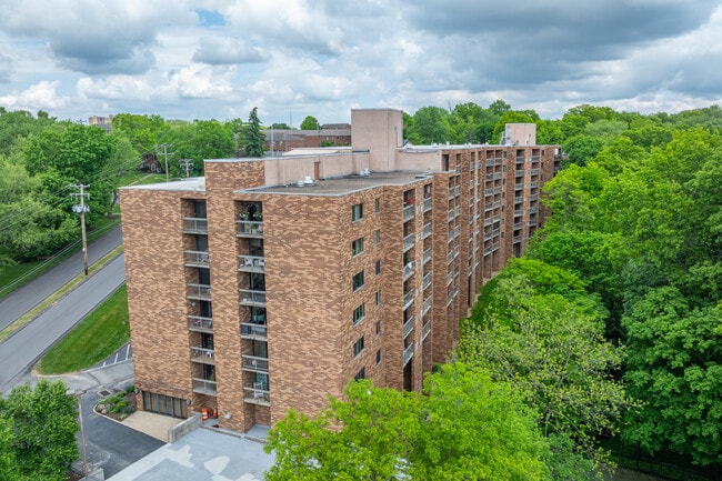 Cochran Hall Condominium in Pittsburgh, PA - Foto de edificio - Building Photo