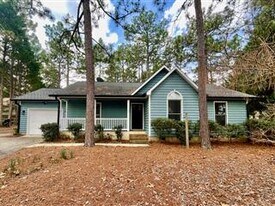 110 Sawmill Rd E in Pinehurst, NC - Building Photo